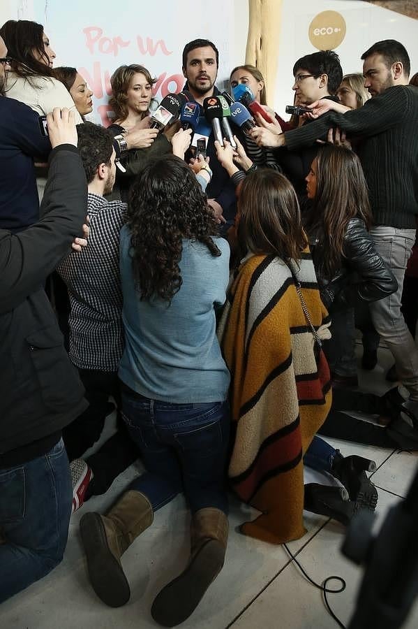 El líder de Izquierda Unida, Alberto Garzón, atendiendo a los medios