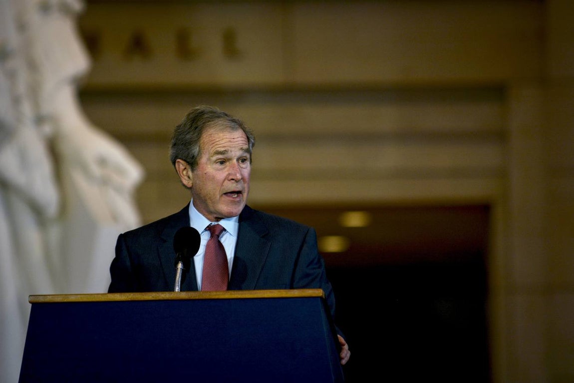 Las otras «Personas del año» de Time. El exmandatario estadounidense también fue «Persona del año» en sendas ocasiones, tras su polémica elección en 2000 y su reelección en 2004. Curiosamente en el año del ataque contra las Torres Gemelas, esta revista escogió a Rudolph Giuliani que ejercía entonces de alcalde de Nueva York