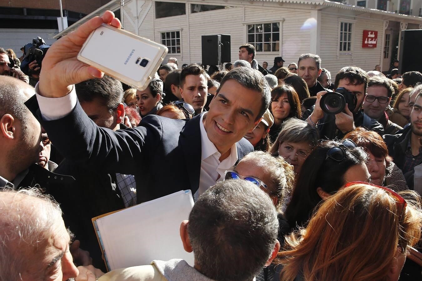 Selfi del líder del PSOE, Pedro Sánchez, junto a varias personas en la plaza madrileña de Callao
