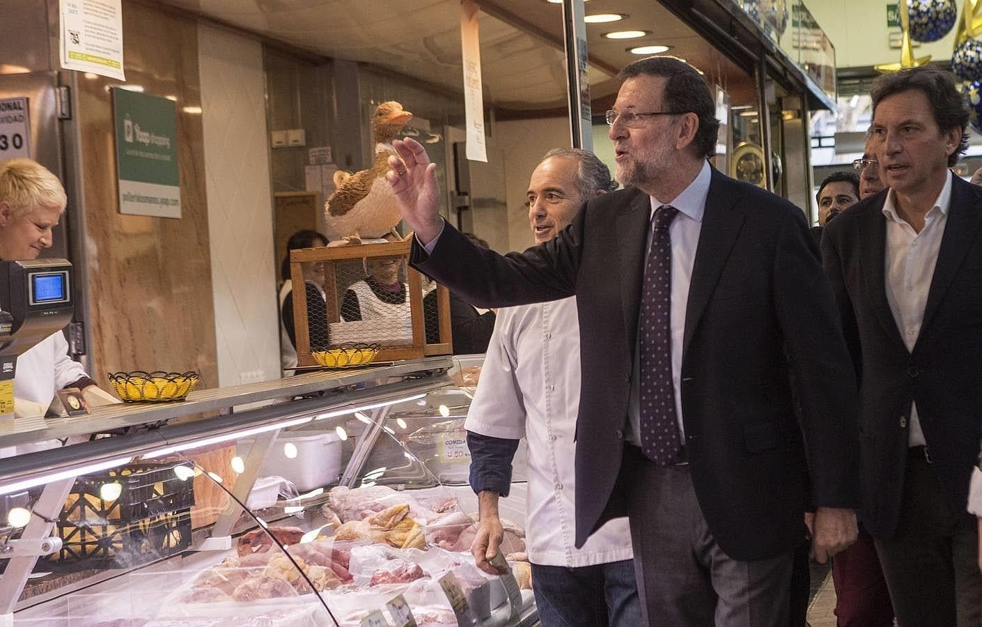 El presidente del Gobierno, Mariano Rajoy, en un mercado