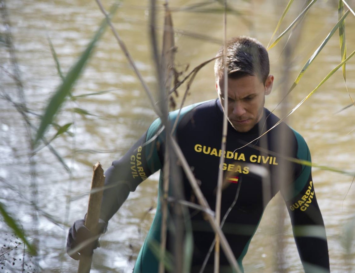 1.. Un buzo de la Unidad Subacuática de la Guardia Civil (GEAS) rastrea el río Guadarrama