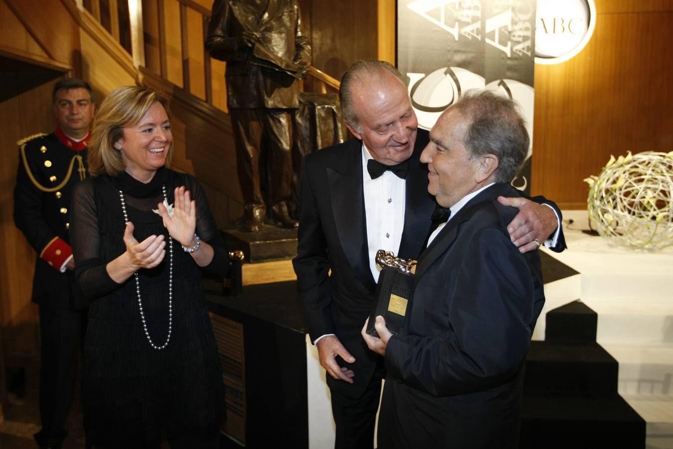 Imágenes de otros premiados con los Mariano de Cavia, Luca de Tena y Mingote. El entonces director y presidente de «¡Hola!» Eduardo Sánchez Junco fue galardonado con el Premio Luca de Tena por su carrera profesional