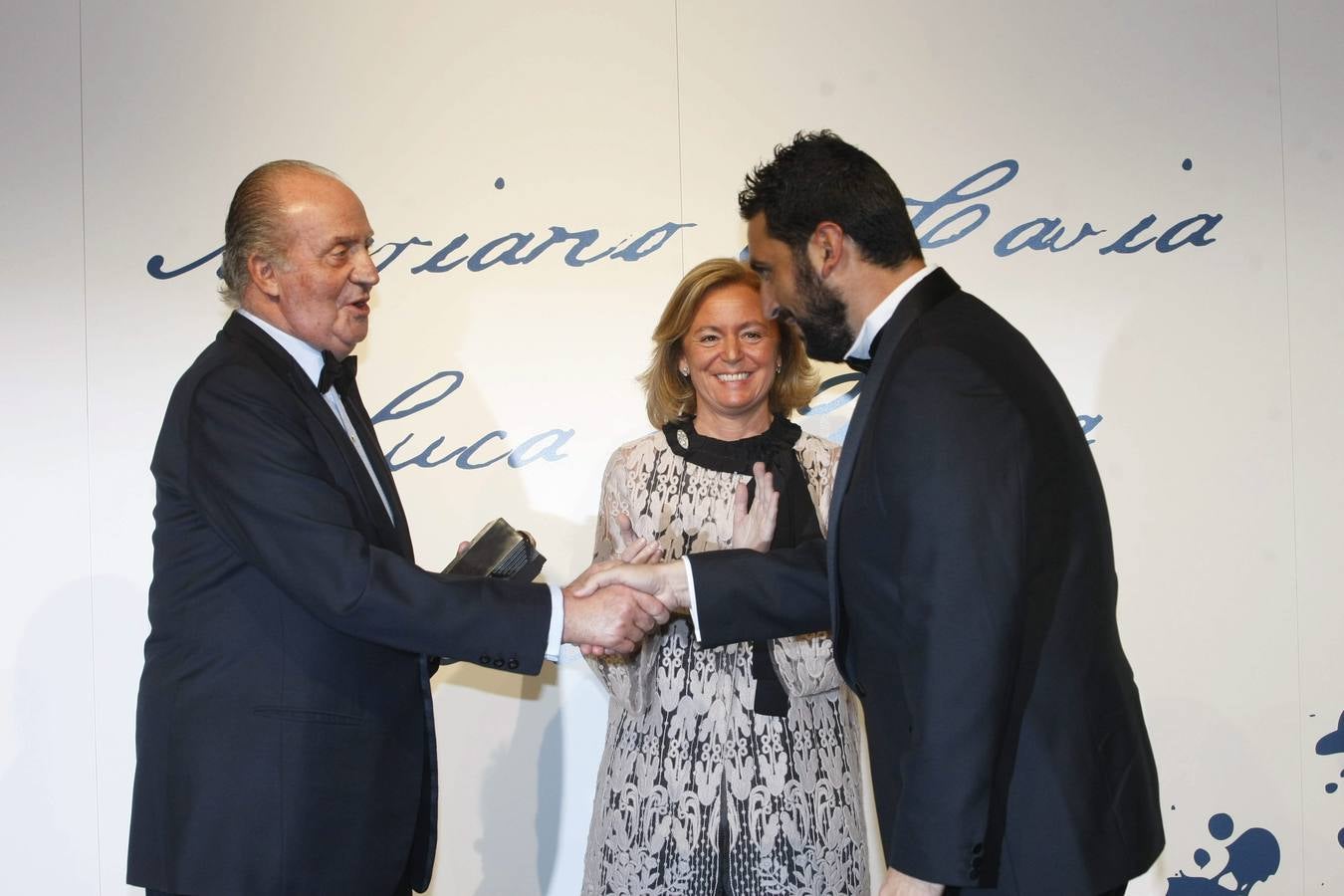 Imágenes de otros premiados con los Mariano de Cavia, Luca de Tena y Mingote. El fotógrafo Marcos Moreno Castillo recibió el Premio Mingote por su imagen «Sonrisas de un naufragio», del que destacó que le había cambiado la vida