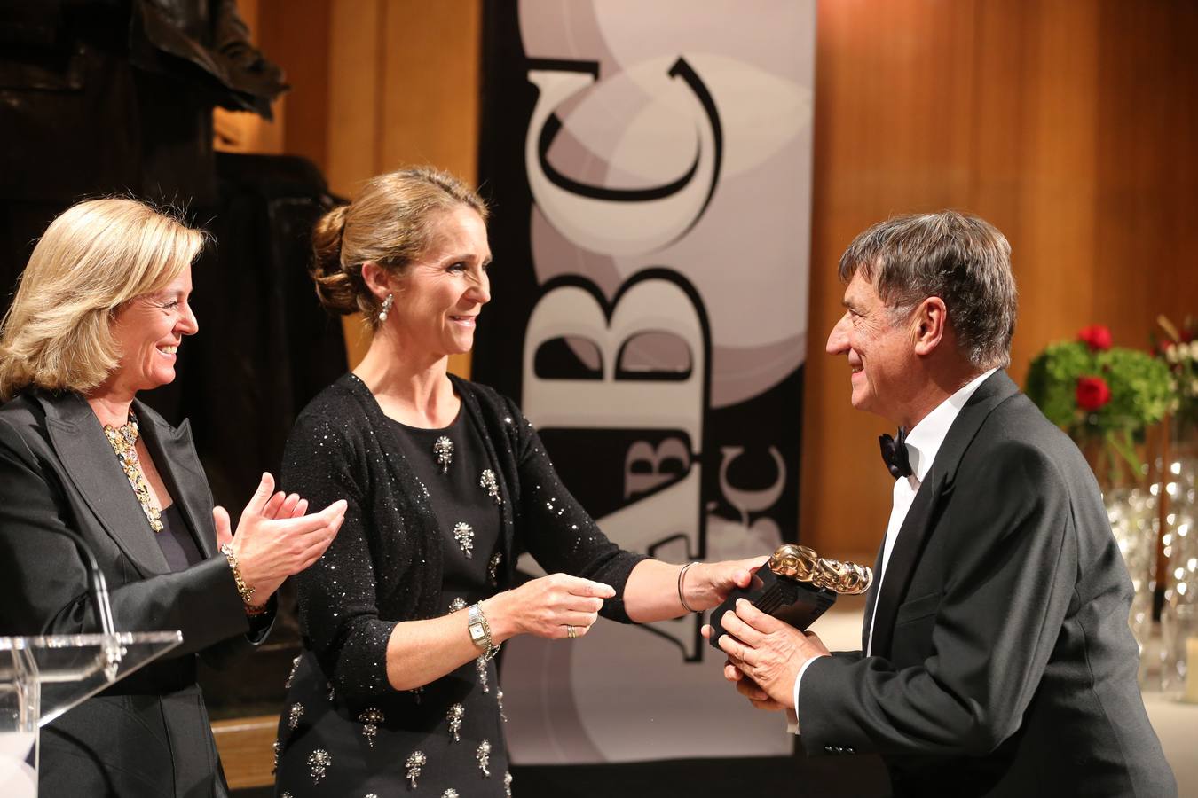 Imágenes de otros premiados con los Mariano de Cavia, Luca de Tena y Mingote. El profesor de la Universidad de Trieste, Claudio Magris, recibió el Premio Luca de Tena a su trayectoria profesional como metáfora de una Europa unida en su diversidad.