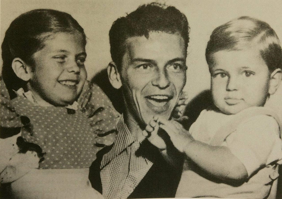 Con sus hijos Frank y Nancy. 