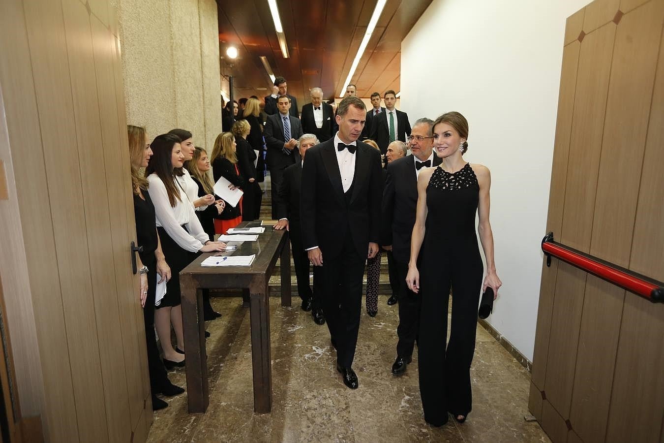 Don Felipe y Doña Letizia entran a la Biblioteca ABC