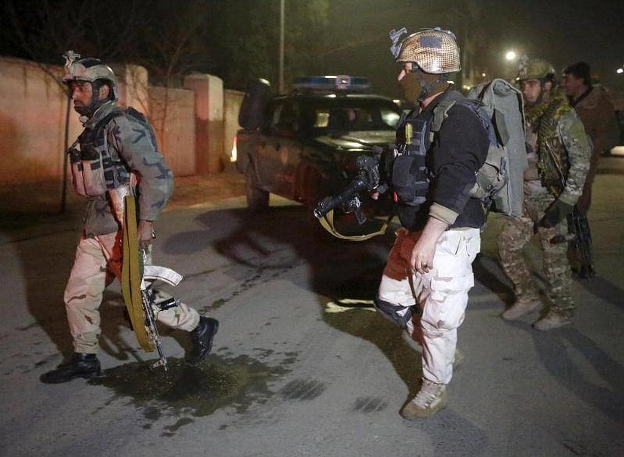 Los miembros de la Unidad de Respuesta a las Crisis afgana (CRU) llegan al sitio de un ataque talibán en la capital afgana de Kabul