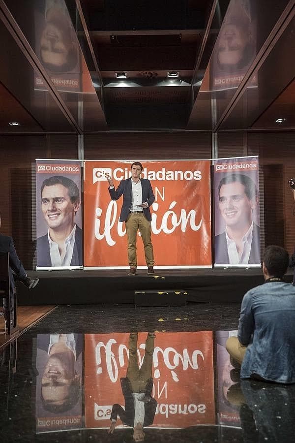 El candidato de Ciudadanos a la presidencia del Gobierno, Albert Rivera, durante el acto electoral que ha celebrado hoy en un hotel de Murcia