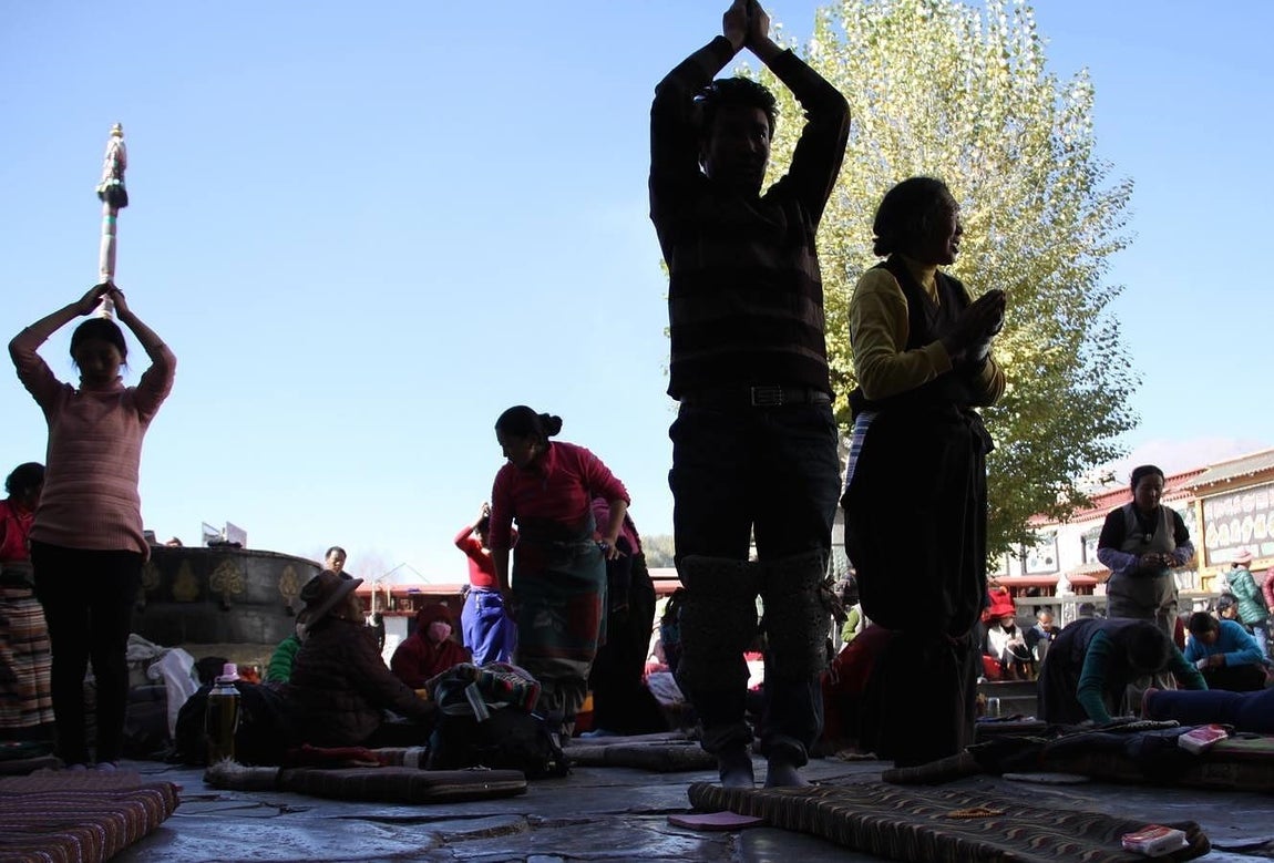 Como se aprecia ante el templo de Jokhang, el pueblo tibetano es uno de los más devotos del mundo. 