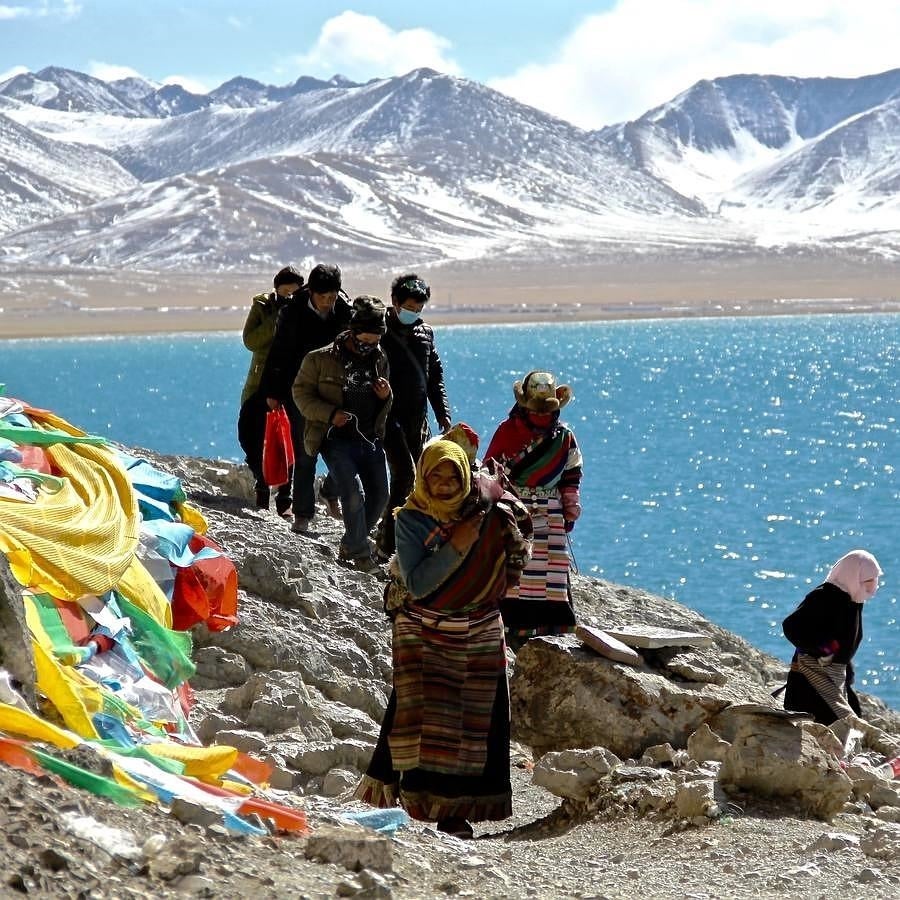 Los peregrinos budistas siguen la Kora (circuito de oración) alrededor del lago Namtso. 