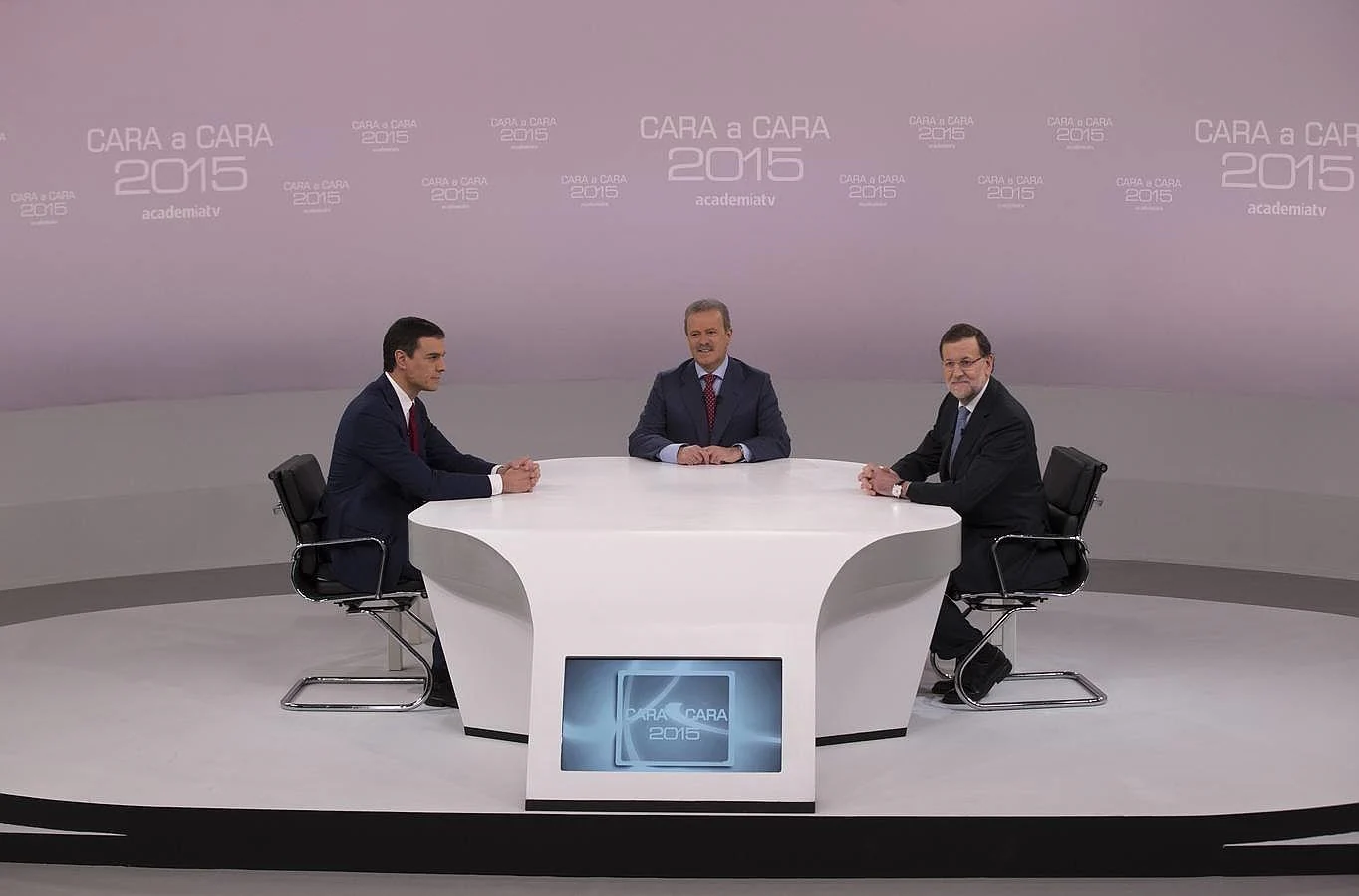 Los candidatos Sánchez y Rajoy, junto al moderador del Cara a Cara, Manuel Campo Vidal, antes de empezar el debate