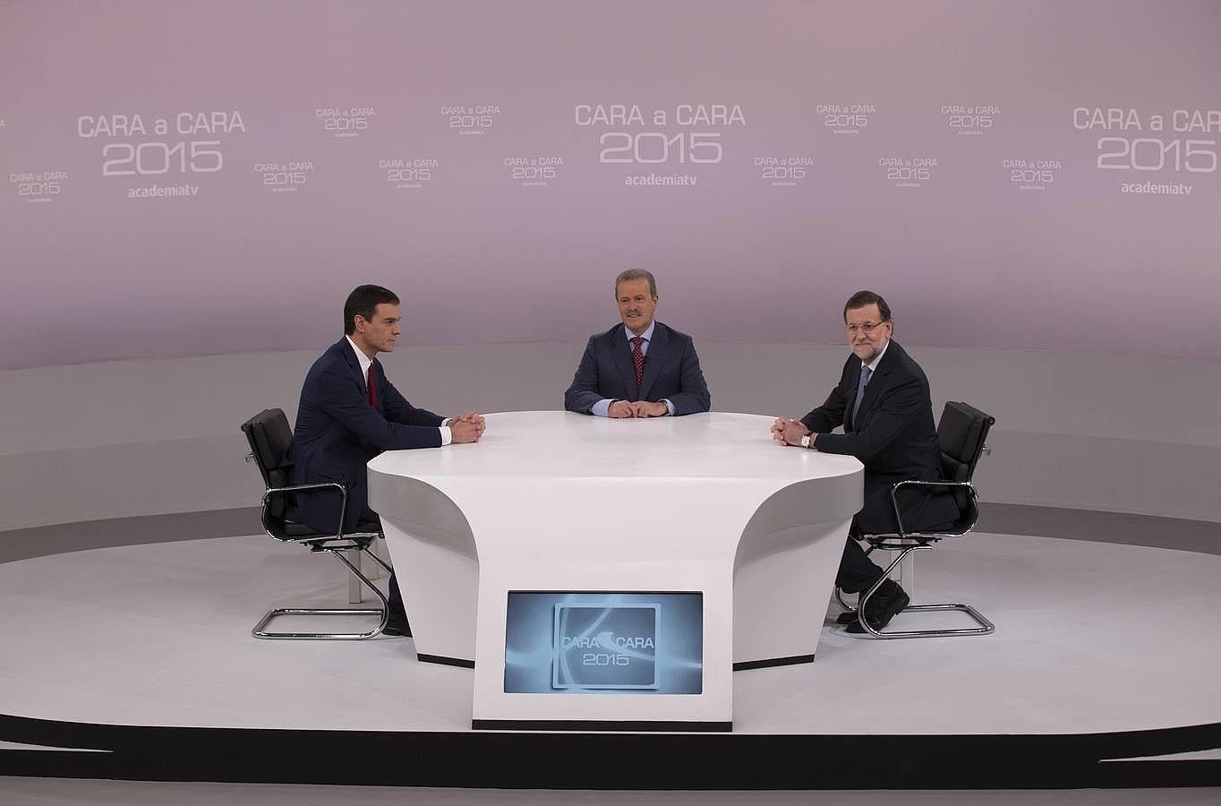 Los candidatos Sánchez y Rajoy, junto al moderador del Cara a Cara, Manuel Campo Vidal, antes de empezar el debate. 