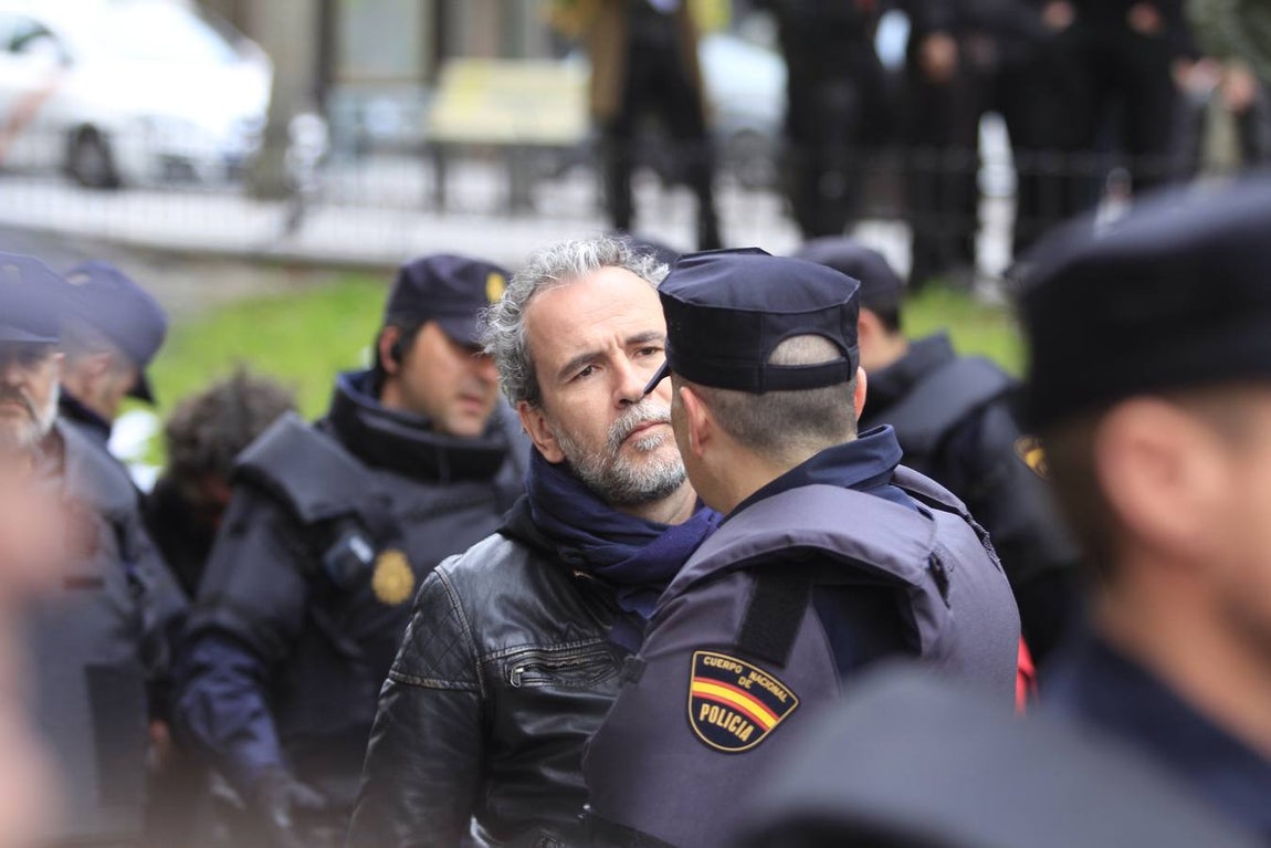 Willy Toledo rompe la línea y se posiciona en el quinto lugar y en el primer hombre de la política en ser buscado ya que los cuatro primeros puestos lo ocupan mujeres. Fue noticia por sus polémicas declaraciones respecto a los ataques terroristas en Francia. 