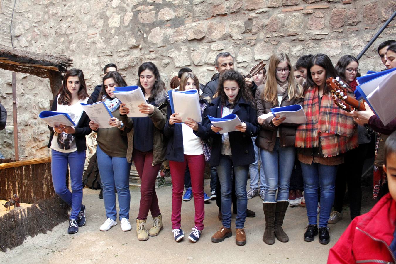 La inauguración del belén de Bisagra contó con la bendición del párroco de la Iglesia de Santiago el Mayor, Jesús Gómez-Gordo, y la actuación de los niños y niñas de la Escolanía de dicha parroquia, que han interpretado varios villancicos. 