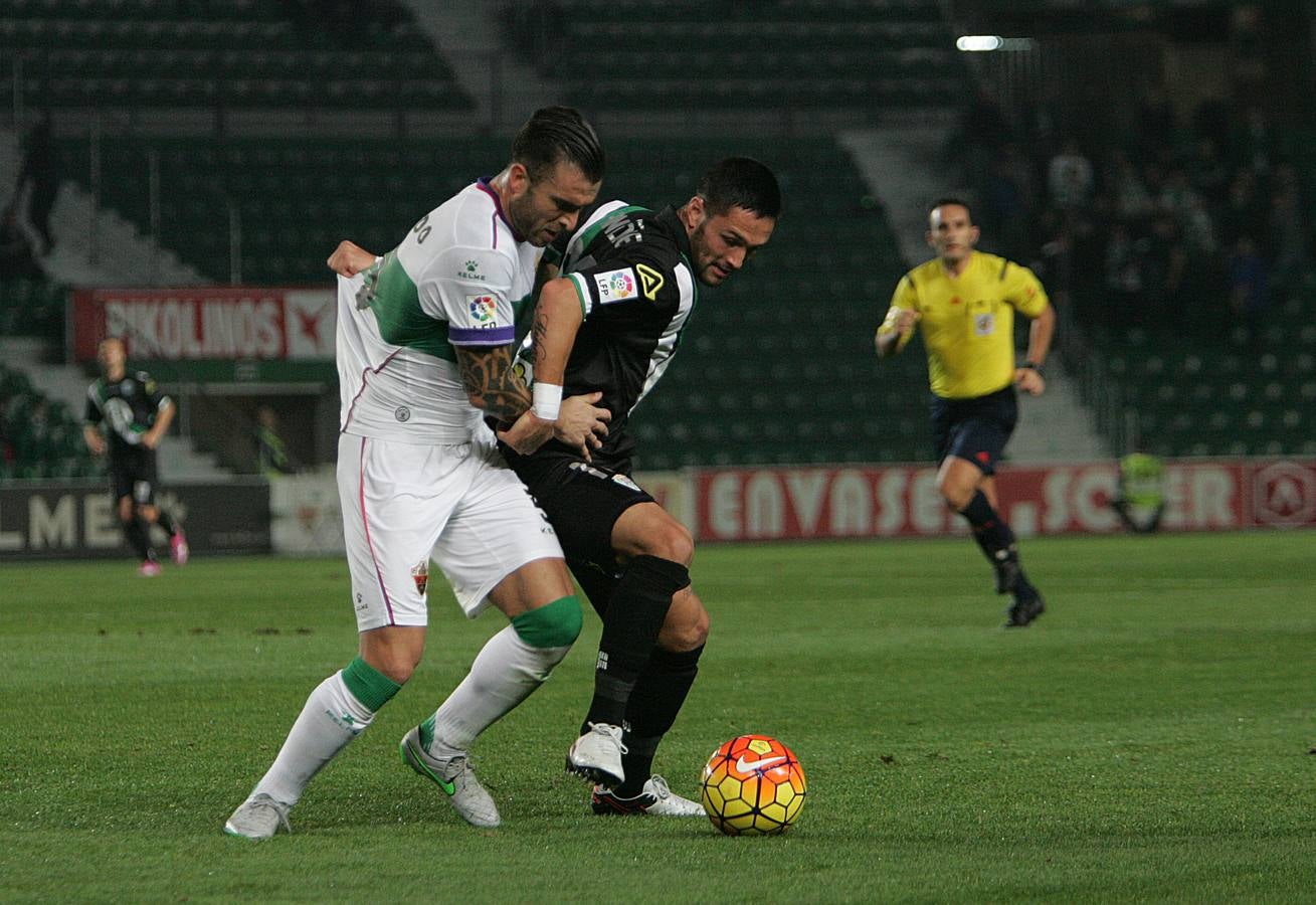 Las mejores estampas del Elche-Córdoba. El conjunto blanquiverde ha jugado en inferioridad numérica desde el minuto 13