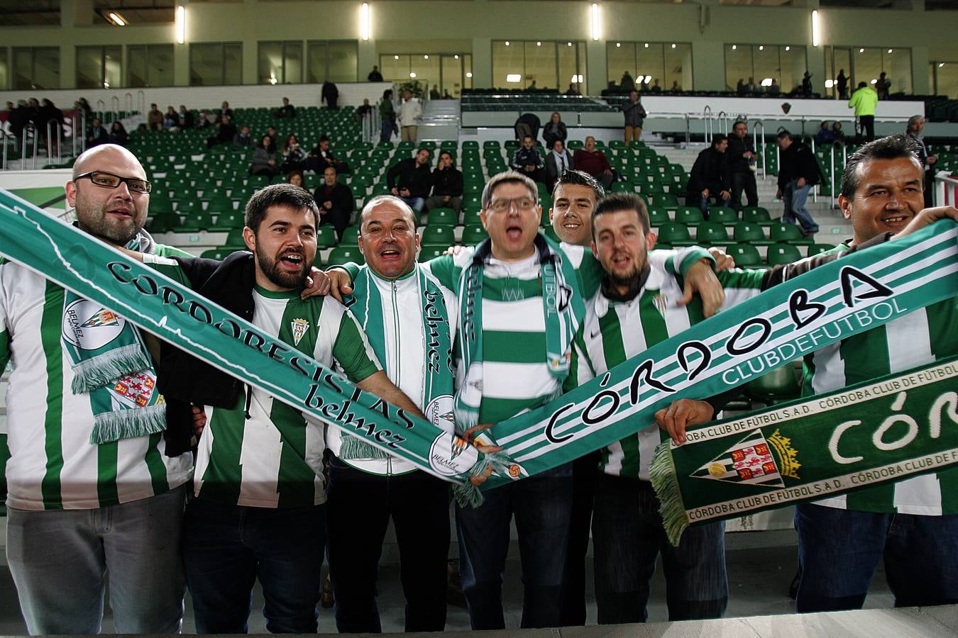 Las mejores estampas del Elche-Córdoba. El conjunto blanquiverde ha jugado en inferioridad numérica desde el minuto 13