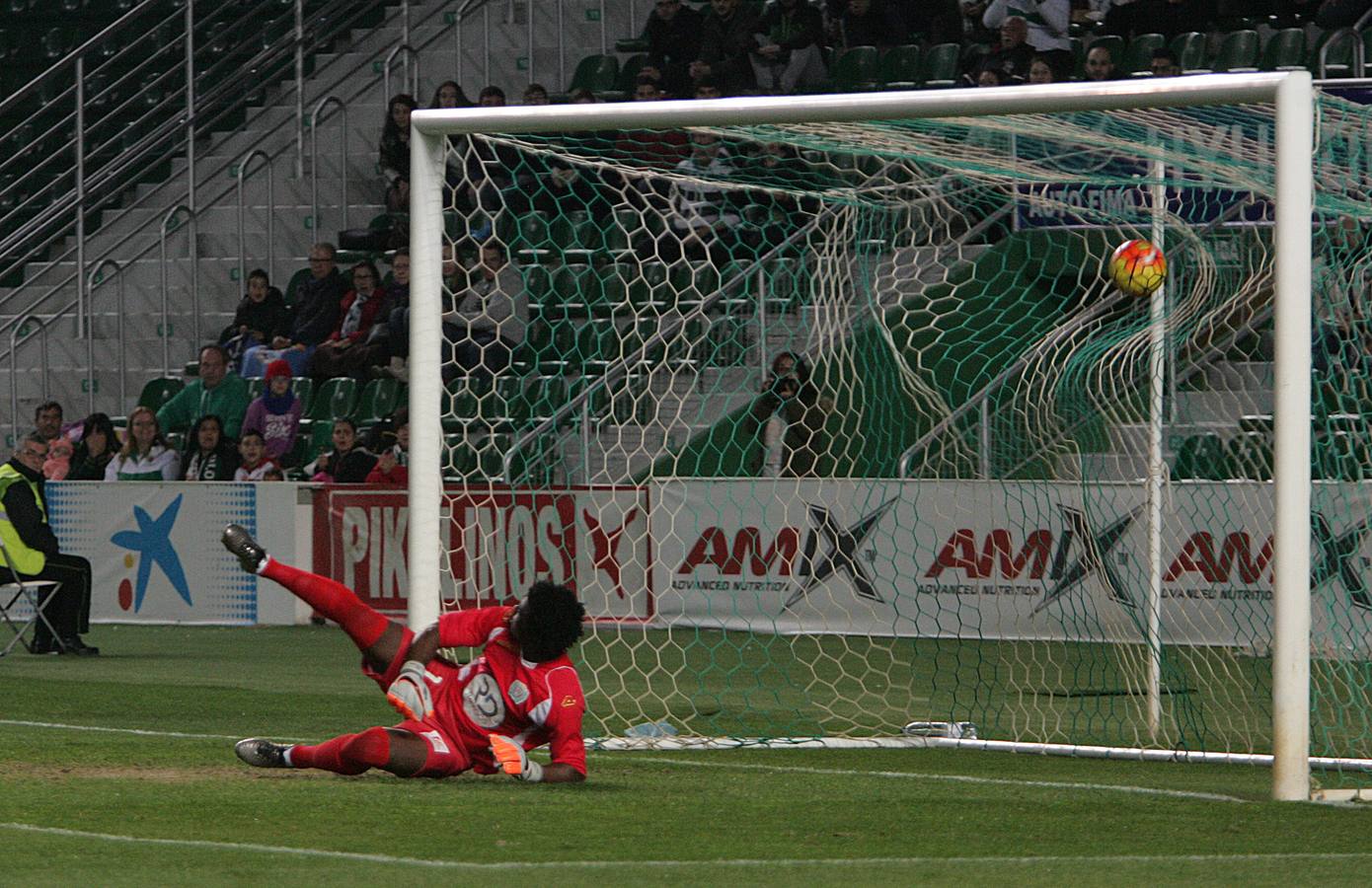 Las mejores estampas del Elche-Córdoba. El conjunto blanquiverde ha jugado en inferioridad numérica desde el minuto 13