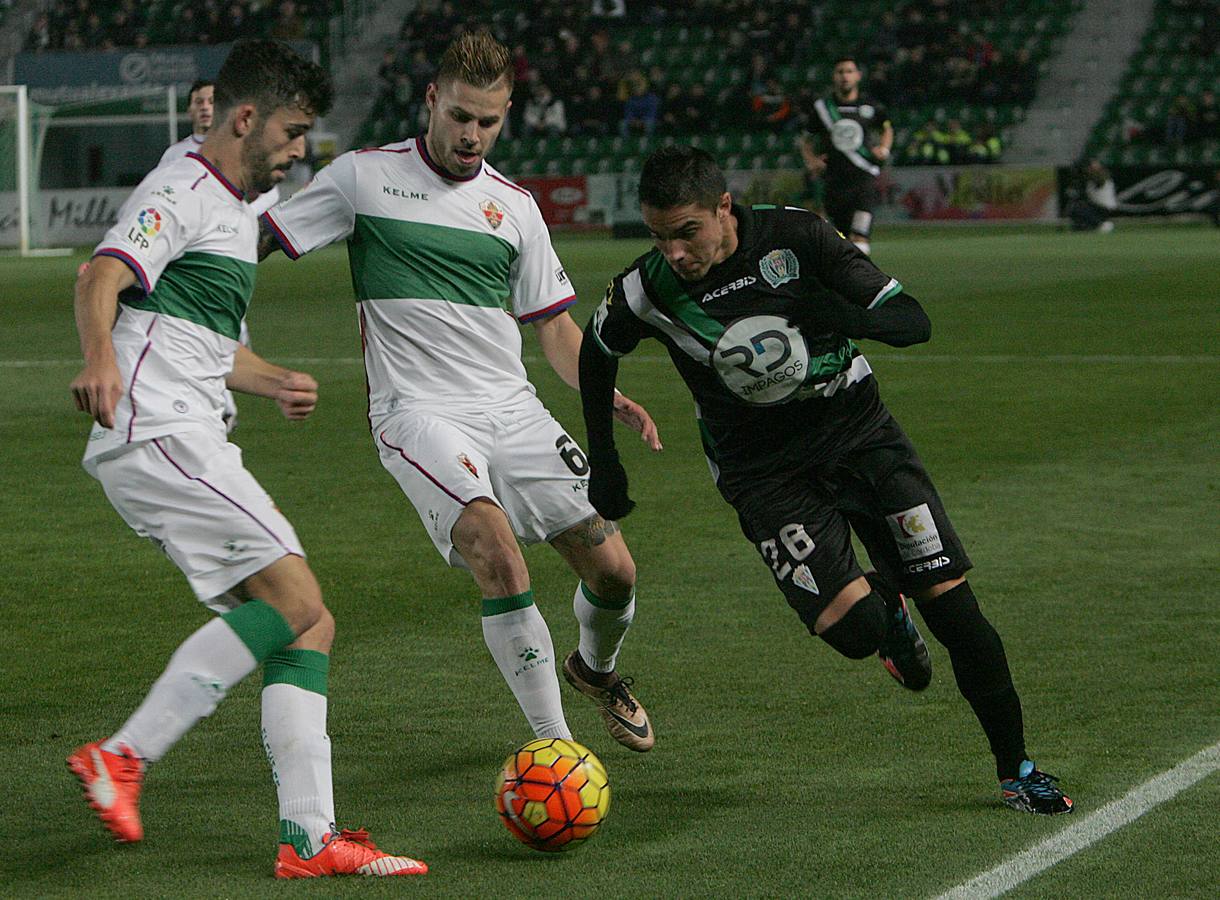 Las mejores estampas del Elche-Córdoba. El conjunto blanquiverde ha jugado en inferioridad numérica desde el minuto 13