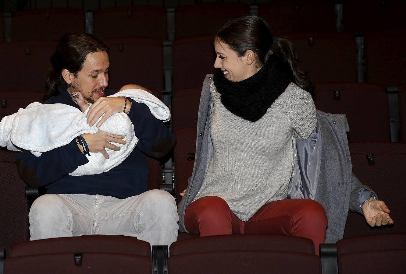 Pablo Iglesias sostiene al bebé de Carolina Bescansa en sus brazos
