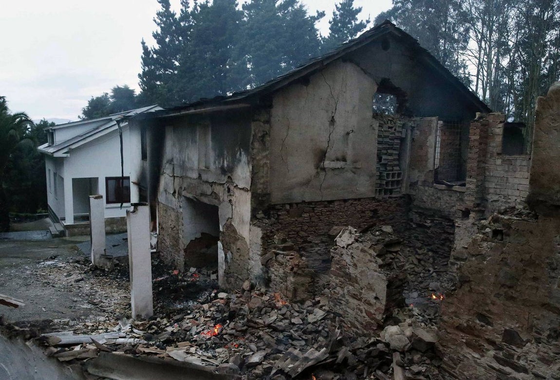 El Franco-Hervedeiras (Asturias). La llegada de la lluvia durante la noche ha mejorado las condiciones para la extinción de los incendios. 