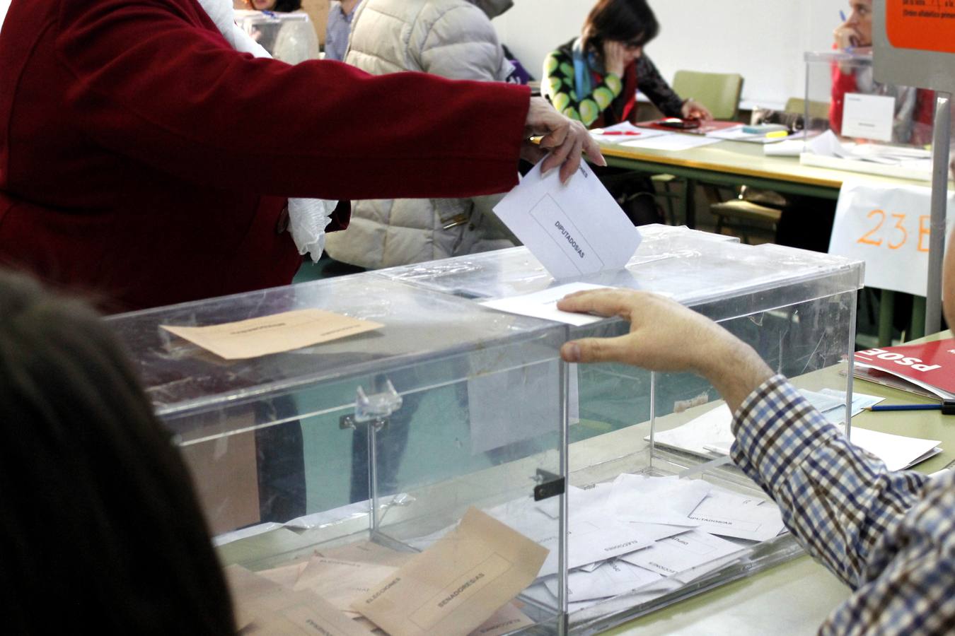 Una señora ejerce su derecho al voto en Toledo