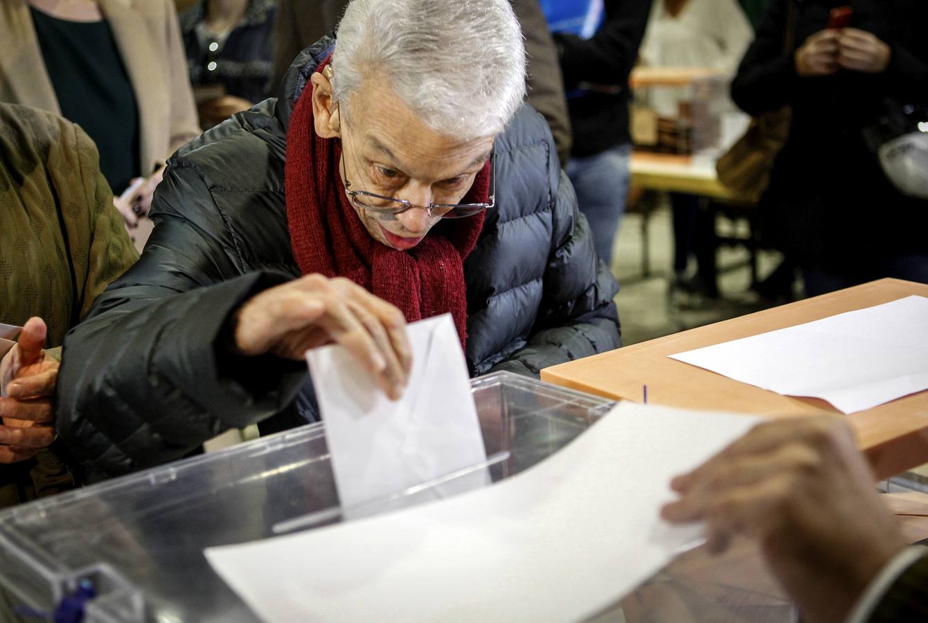 Una mujer ejerce su derecho al voto en el colegio Sagrado Corazón de Madrid para las elecciones generales. 