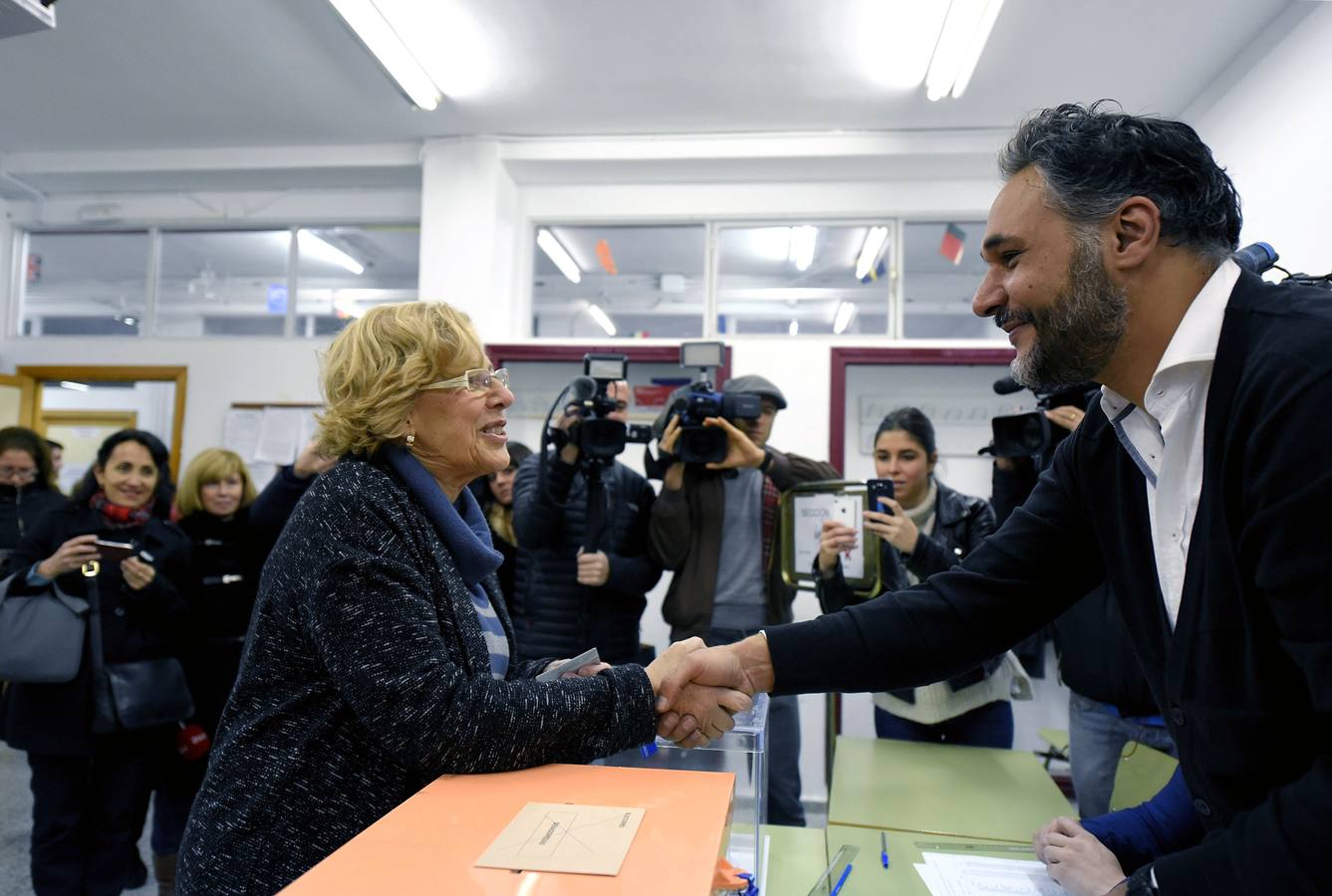 Carmena, en Conde Orgaz. La alcaldesa de Madrid, Manuela Carmena, saluda a los miembros de su mesa electoral, en el instituto Conde de Orgaz