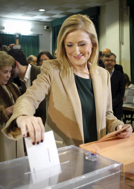 Cifuentes, en el Sagrado Corazón. La presidenta de la Comunidad, Cristina Cifuentes, ejerce su derecho al voto en el Colegio Sagrado Corazón de Madrid, para las elecciones generales que se celebran hoy en toda España. EFE