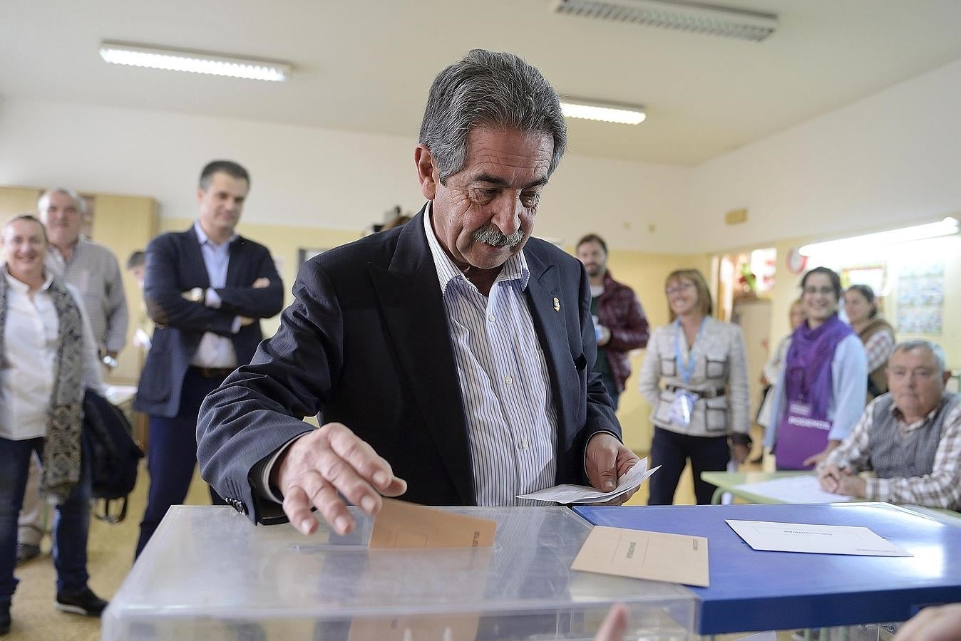 Miguel Ángel Revilla vota para las elecciones generales en el colegio Fernando de los Ríos, esta mañana en la localidad cántabra de Astillero. El presidente de Cantabria ha aprovechado para informar de que hay treinta focos de fuego «más o menos» controlados o estabilizados y ha confiado en que, en cuanto empiece a llover «la pesadilla acabe».