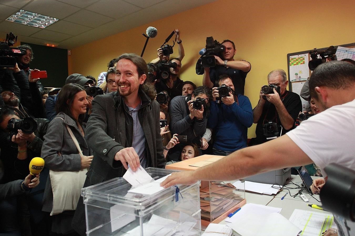 Pablo Iglesias aseguró que España «está viviendo una nueva transición» y se ha mostrado convencido de que la historia del país cambiará tras estas elecciones generales. El candidato de Podemos ha votado en el instituto Tirso de Molina, en el madrileño barrio de Vallecas, deseando «la máxima participación» en estos comicios que «son un antes y un después» para la democracia española.