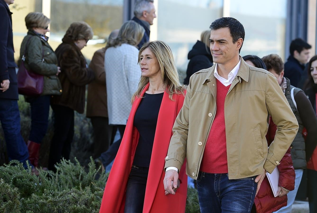 Pedro Sánchez hizo un llamamiento al voto pidiendo que «nadie se quede en casa» en esta jornada, porque «huele a cambio» en España. El candidato del PSOE a la Presidencia del Gobierno hizo estas declaraciones ante dos docenas de periodistas, tras ejercer su derecho al voto en un colegio electoral en la localidad madrileña de Pozuelo de Alarcón. Sánchez llegó hasta el Centro Cultural Volturno sobre las 11.00 horas vestido con un jersey rojo y acompañado por su mujer, Begoña Gómez, que lucía abrigo de tres cuartos también rojo.. 