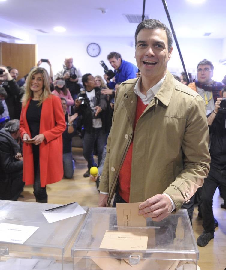 Sánchez y su mujer, en Pozuelo. El candidato del PSOE a la presidencia del Gobierno, Pedro Sánchez, acude a votar en su respectivo colegio electoral, en Pozuelo de Alarcón