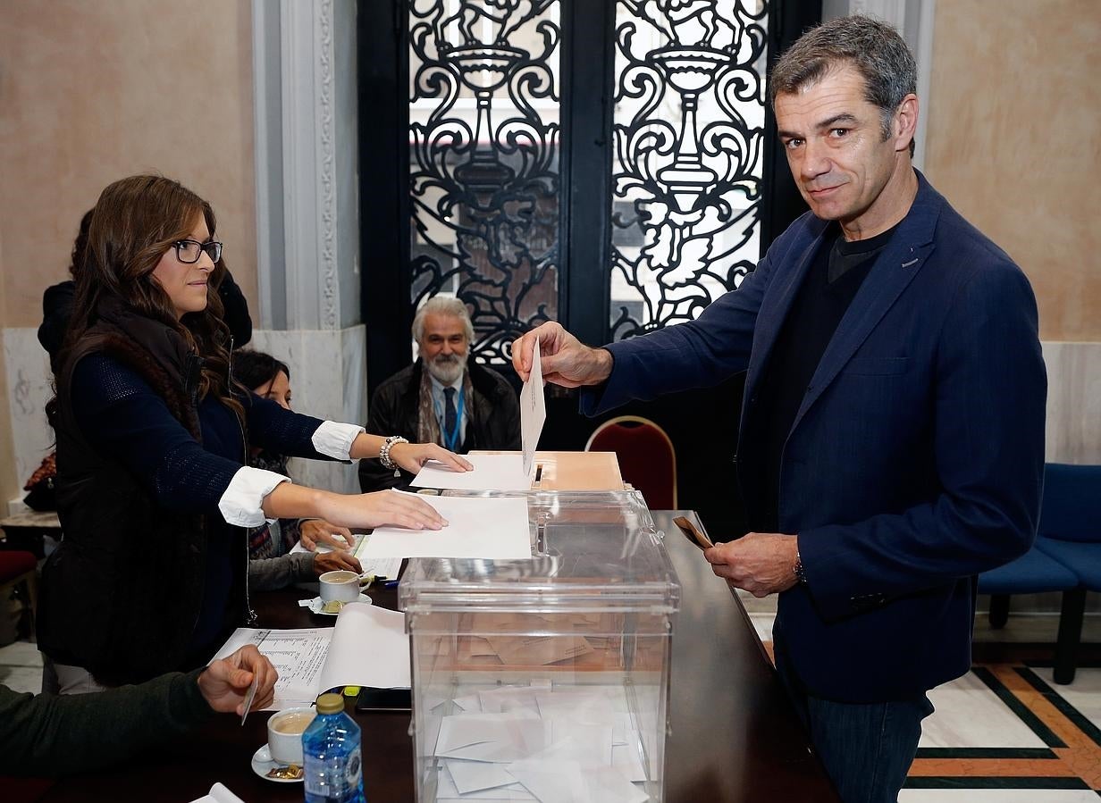 El actor y número dos por Ciudadanos en Valencia, Toni Cantó, ejerció su derecho al voto en un colegio electoral del centro de la ciudad, donde ha apostado hoy por «una segunda transición encabezada por Albert Rivera» tras el 20-D.. 