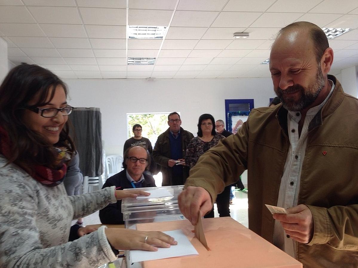 El candidato de IU por el Senado, Gonzalo Alias ha votado en San Fernando