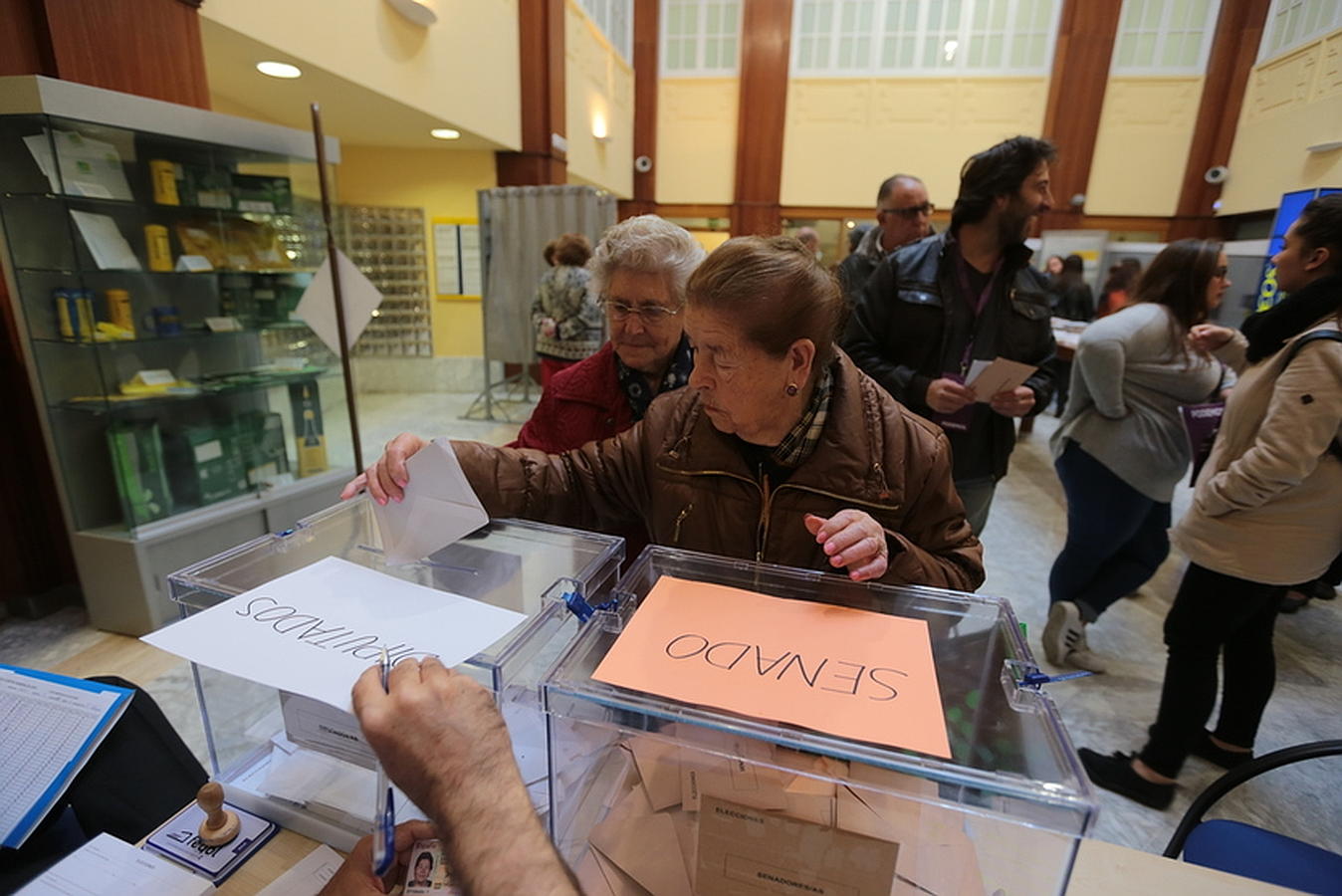 Primeros votantes en Cádiz