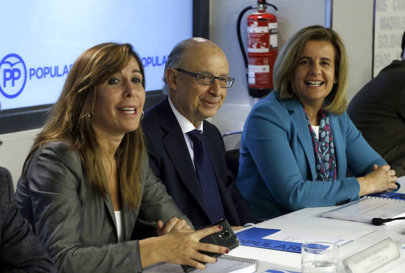 La presidenta del Comité Electoral, Alicia Sánchez-Camacho, el ministro de Hacienda, Cristobal Montoro, y la ministra de Empleo y Seguridad Social en funciones, Fátima Báñez (i-d). 