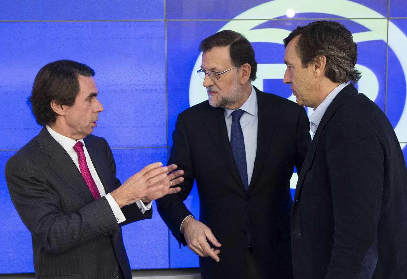 Mariano Rajoy (c), junto al expresidente del Gobierno José María Aznar (i), y el exportavoz del PP en el Congreso, Rafael Hernando, al comienzo de la reunión del Comité Ejecutivo Nacional del partido. 