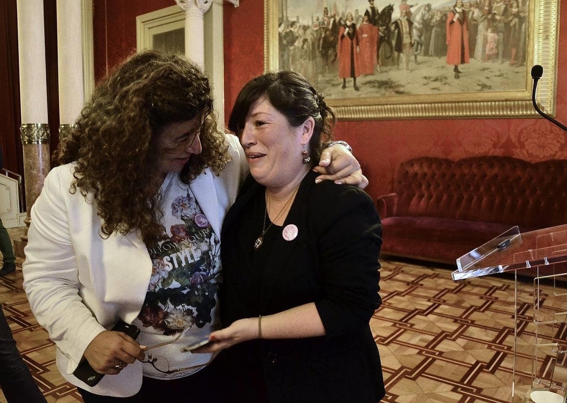 La diputada del PSOE balear Silvia Limones (d) se ha enterado hoy, al inicio del pleno del Parlament del debate de presupuestos, que le han tocado 120.000 euros del segundo premio de la Lotería de Navidad. La familia de la diputada ibicenca ha comprado un décimo del número 12.775, dotado con 1.250.000 euros a la serie, en una peña de fútbol del Sevilla FC de la localidad ibicenca de Sant Antoni de Portmany. 