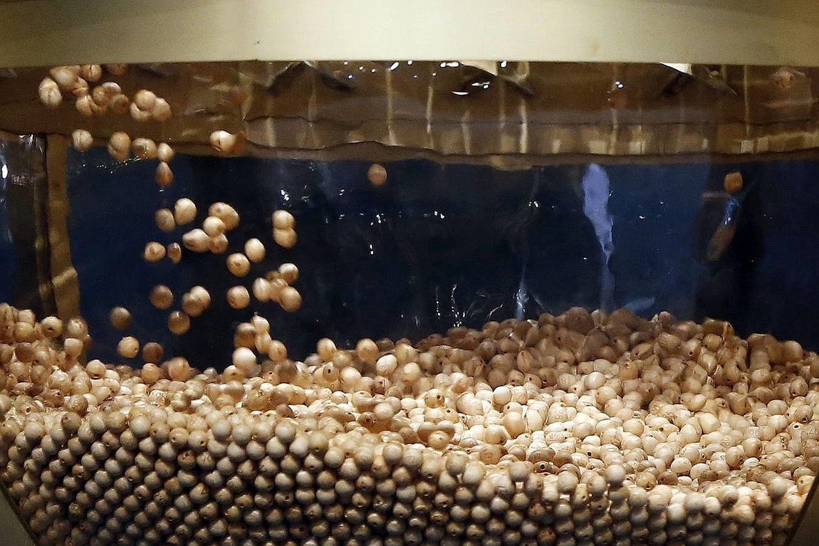 Vuelco de las bolas a la tolva, momentos antes de que dé comienzo el Sortero de la Lotería de Navidad, el más importante, popular y longevo de los que tienen lugar en España, que reparte 2.240 millones de euros en premios, de los que 640 millones corresponderán al Gordo (400.000 euros por décimo). 