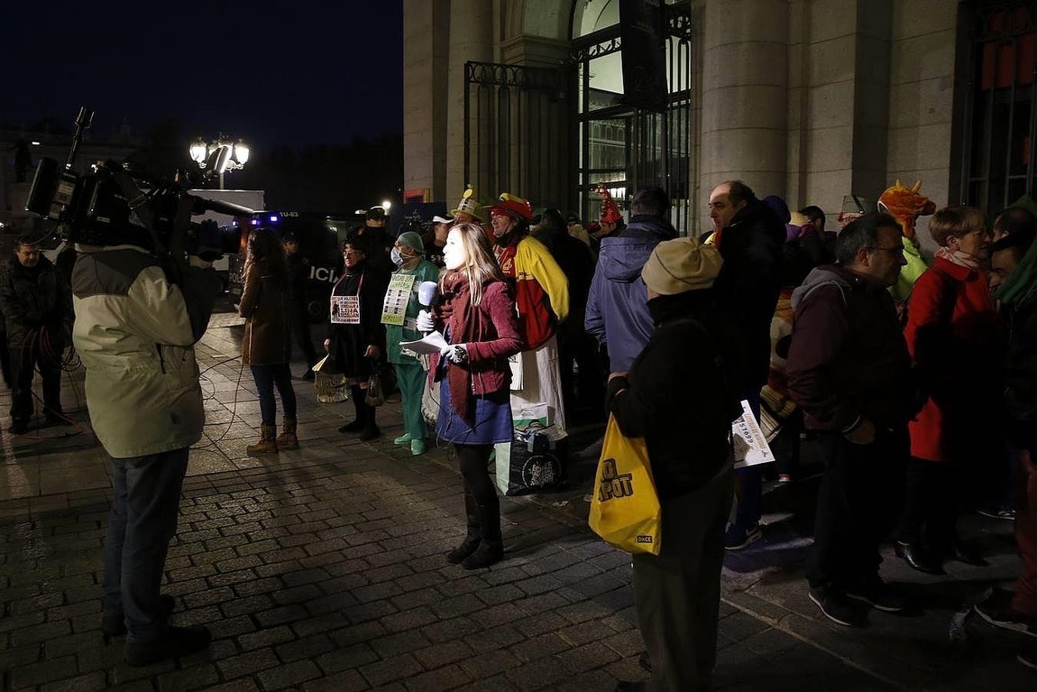 Una larga cola en la puerta de acceso para el público al Teatro Real de Madrid, para asistir al Sorteo Extraordinario de Navidad y vivir de cerca el instante en que los niños de San Ildefonso canten el Gordo. 