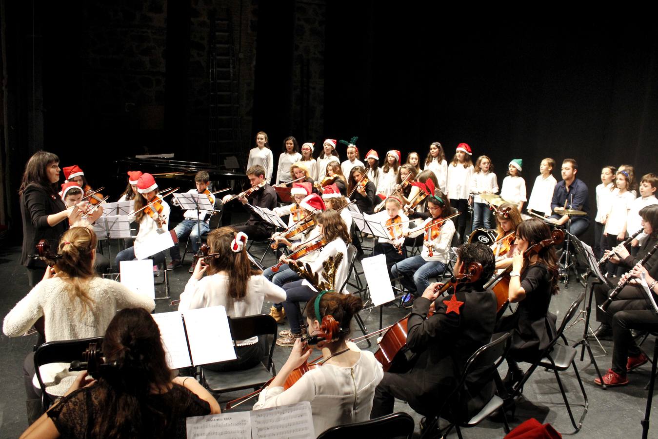 Los alumnos de la Escuela de Municipal de Música abren oficialmente las Navidad en el Rojas