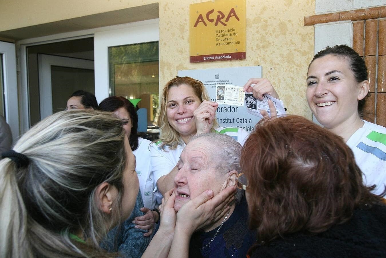 Las trabajadoras de la residencia de ancianos «Mirador Barà» de Roda de Barà (Tarragona), y algunos de sus usuarios celebran el haber sido agraciados con el segundo premio de la Lotería de Navidad, celebran el segundo premio de la Lotería de Navidad