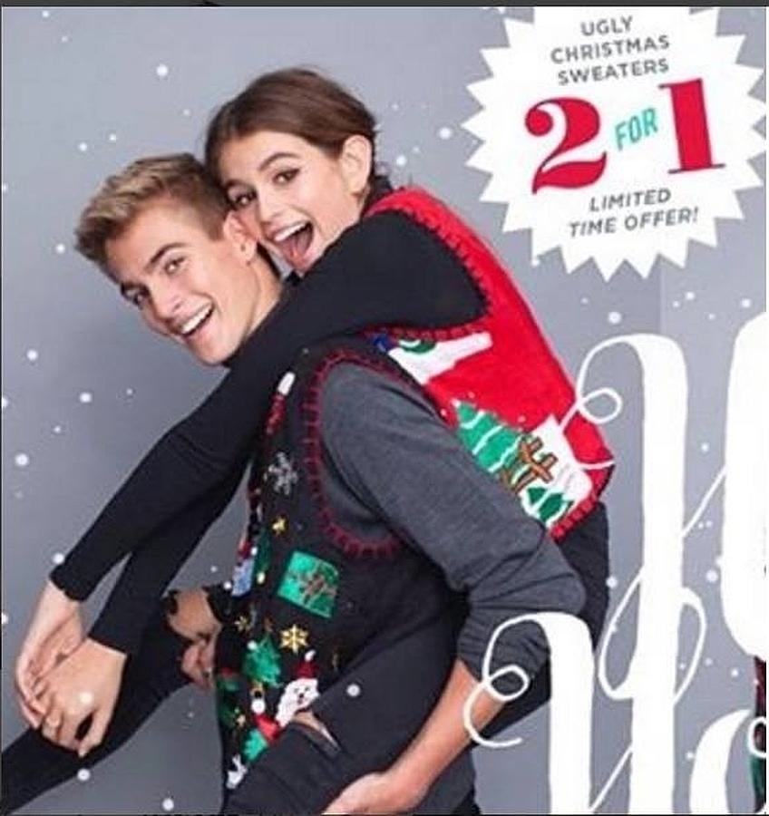 Cindy Crawford. Esta vez no es la bella modelo quien aparece en la foto, sino sus hijos Presley y Kaia, a modo de catálogo navideño
