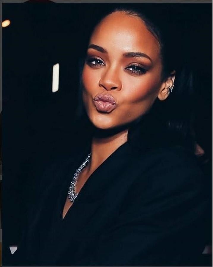 Rihanna. No se ha privado del jolgorio navideño, aunque para mostrar sus buenos deseos ha optado por una imagen elegante