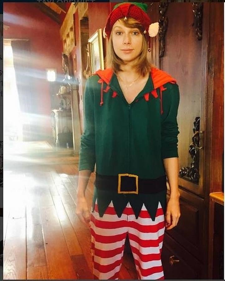 Taylor Swift. Casi irreconocible, la actual reina del pop posa para su novio, Calvin Harris, vestida de elfo en su lugar de vacaciones