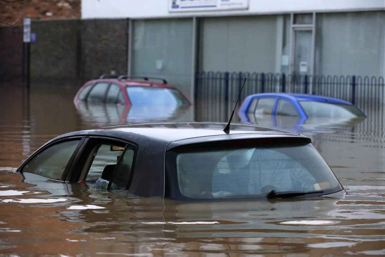 Coches sumergidos bajo el agua que inunda la ciudad de York
