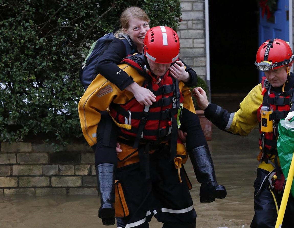 Miembros del servicio de rescate evacúan a los vecinos de la localidad de York. 