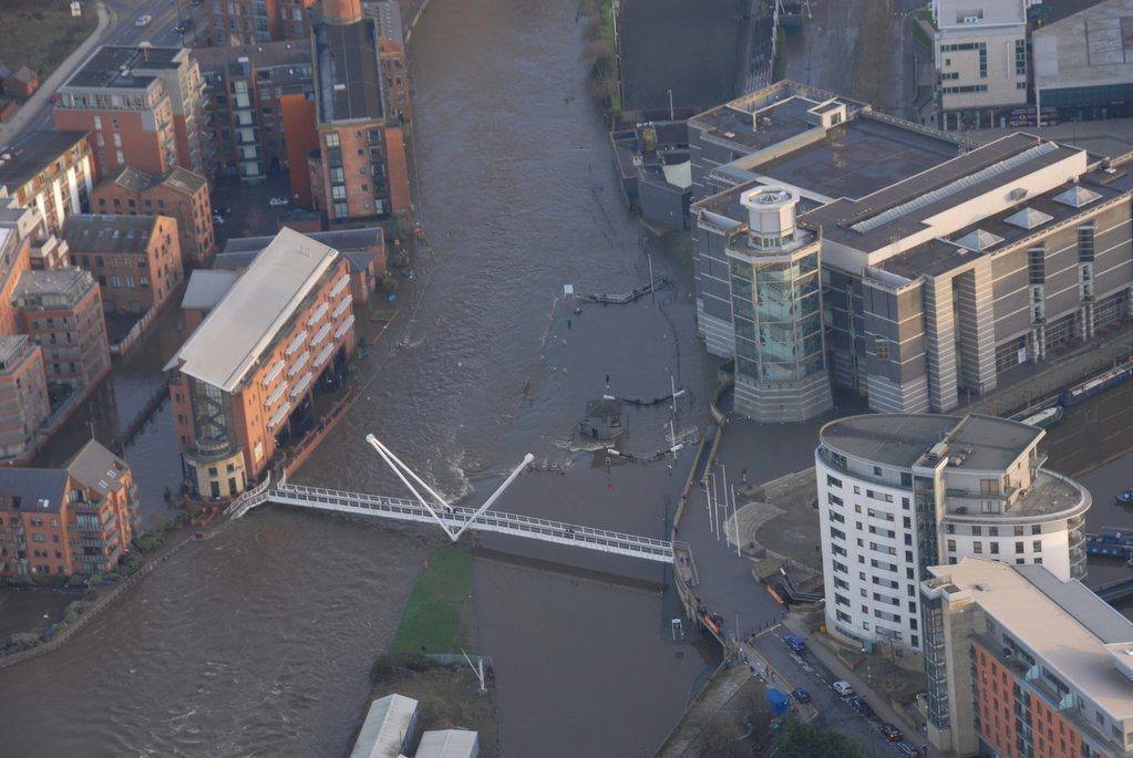 Fotografía facilitada por el Servicio Aéreo de la Policía Nacional que muestra una vista aérea de una zona inundada en Leeds. 