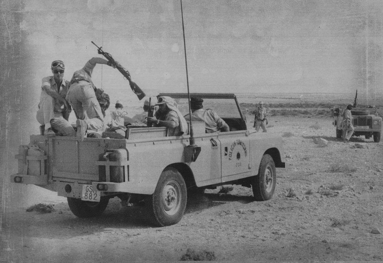 Miembros de la Policía Territorial del Ejército Español recorren la zona defensiva fronteriza en un Land Rover Defender