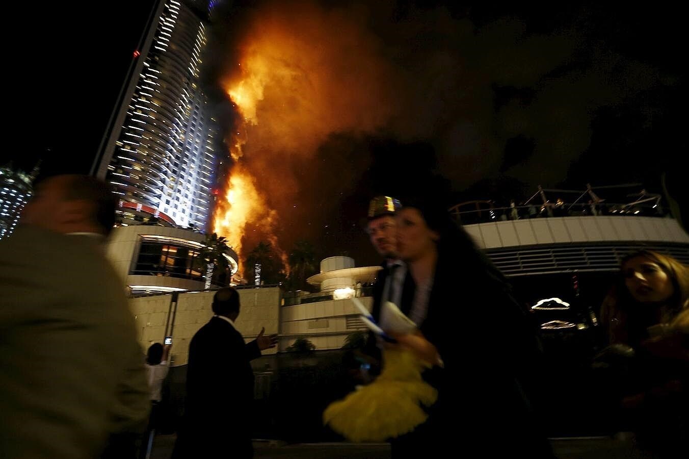 Los cascotes caen durante el incendio en el rascacielos de Dubai